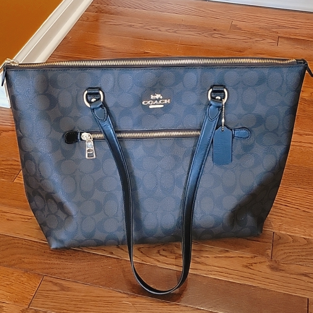 Coach Signature Gallery Tote